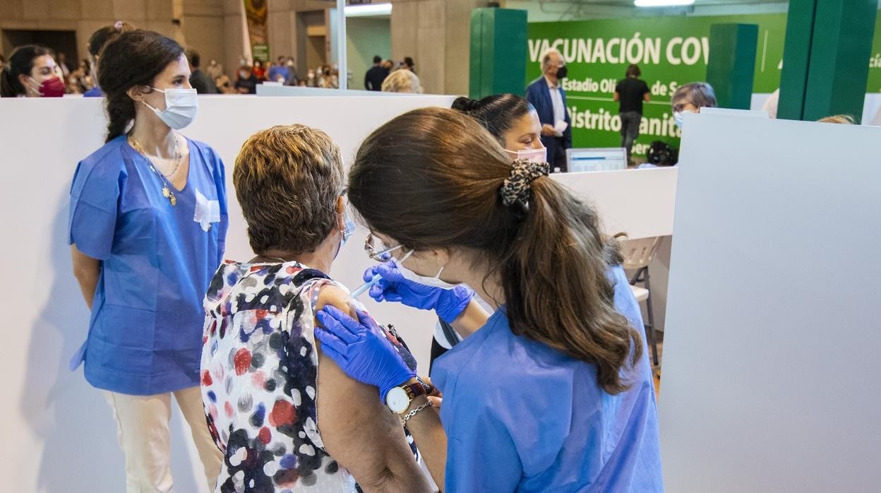 La vacunación en el Estadio de la Cartuja continúa a buen ritmo