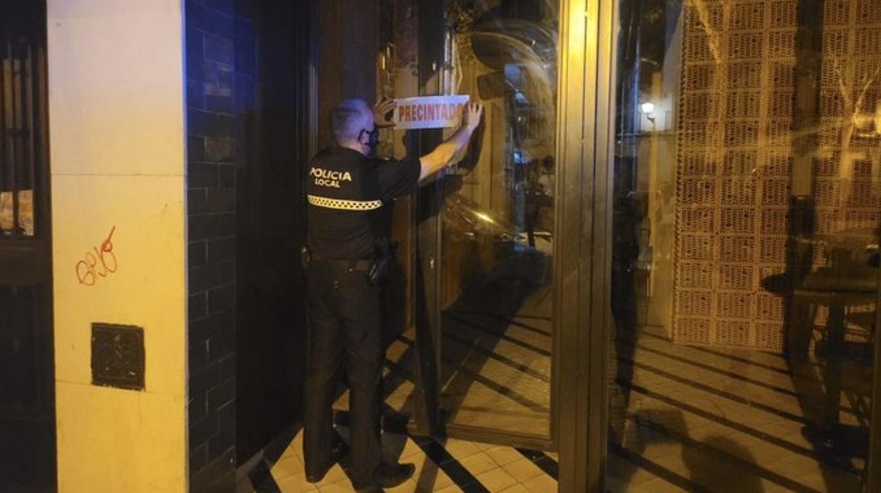 La Policía Local precintó un establecimiento de la calle Calatrava que funcionaba a puerta cerrada