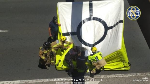 Los Bomberos rescatan al mismo hombre que se subió a una viga de la Ronda Urbana Norte