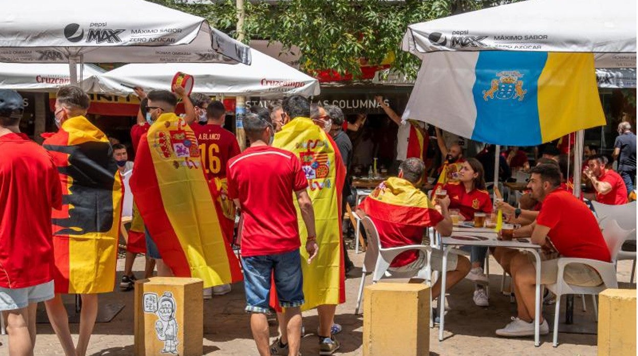 Aficionados españoles en un establecimiento de la Alameda de Hércules