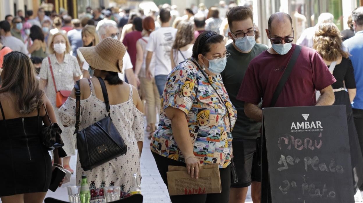 Las calles de Sevilla el pasado sábado, el primer día con libertad para no usar mascarillas en espacios públicos