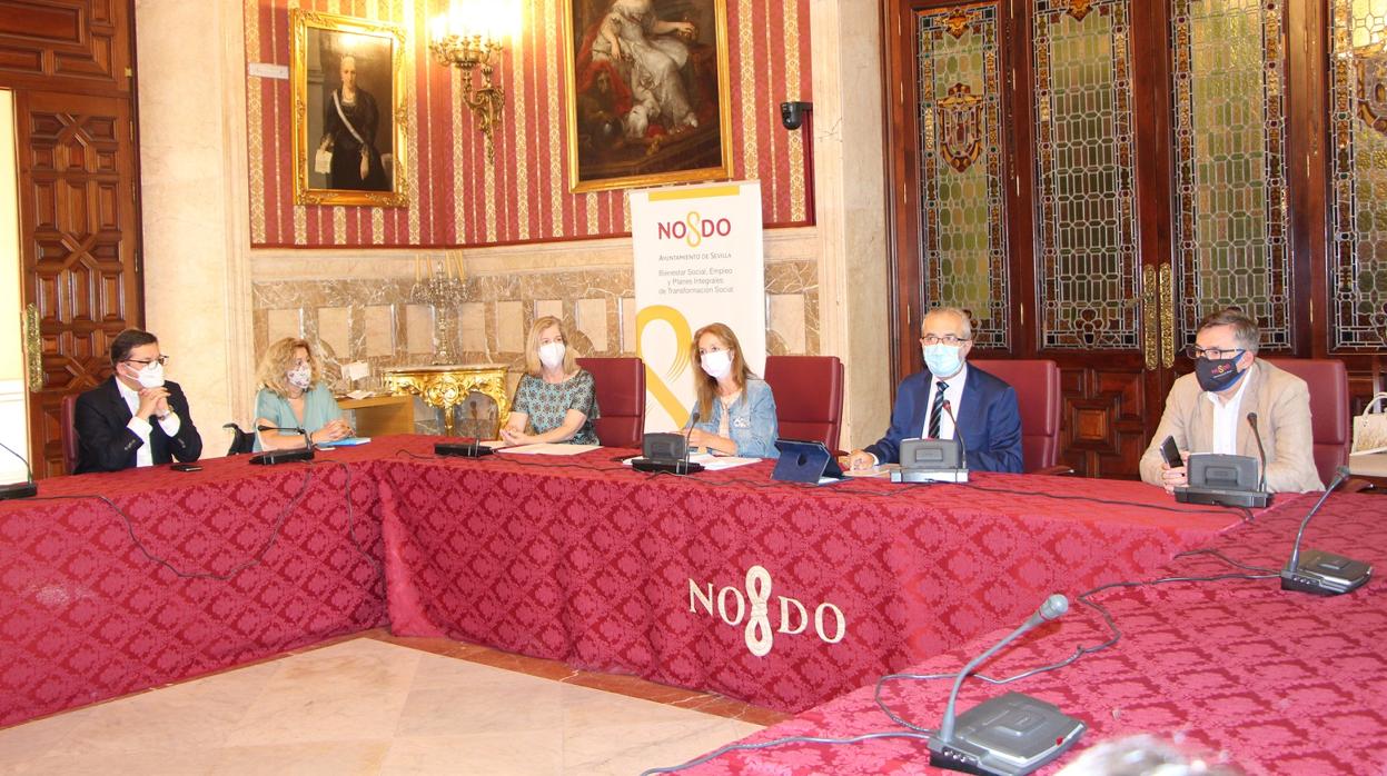 Juan Manuel Flores presentando este martes las medidas de ayudas del Ayuntamiento a los desempleados