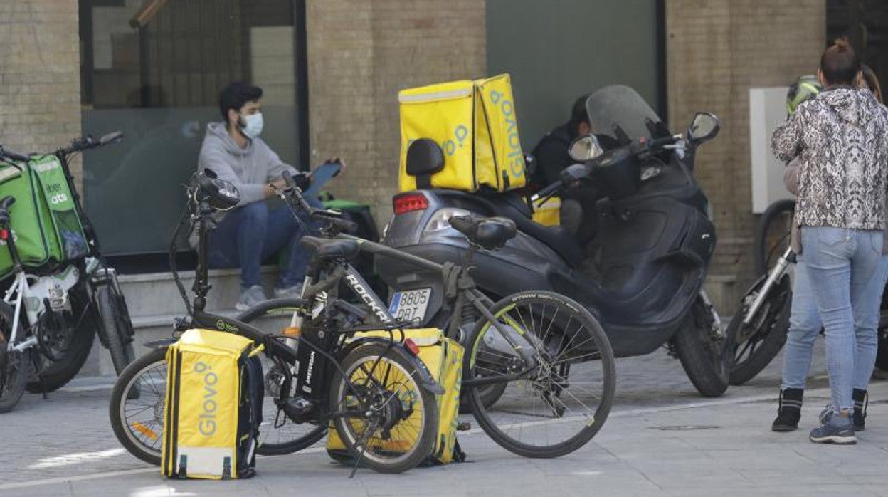 Varios repartidores de Glovo en el Centro de Sevilla