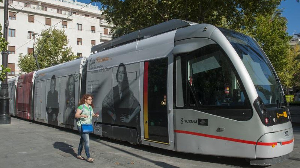 El tranvía en la parada de la Plaza Nueva