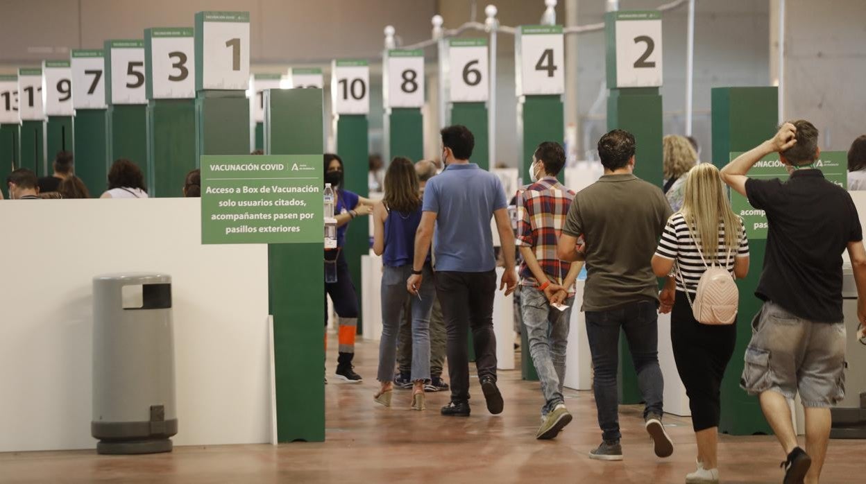 Punto de vacunación instalado por la Junta en el estadio de la Cartuja