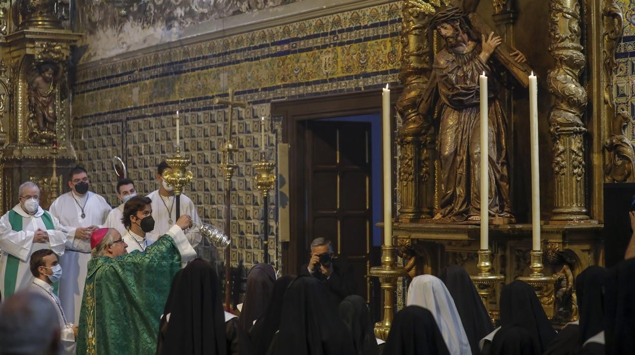 El arzobispo inciensa la imagen del Nazareno del Perdón en el convento de Santa María de Jesús