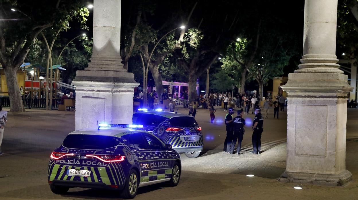 Dispositivo policial para combatir el botellón en la Alameda de Hércules