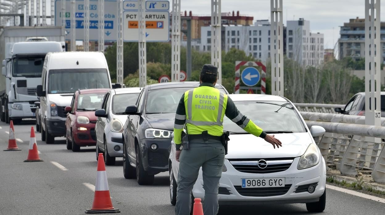 Control de la Guardia Civil de Tráfico a la salida de Sevilla por el puente del Alamillo