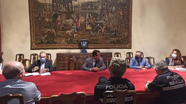 El Ayuntamiento de Sevilla refuerza la seguridad del Real Alcázar con una mesa específica del Cecop