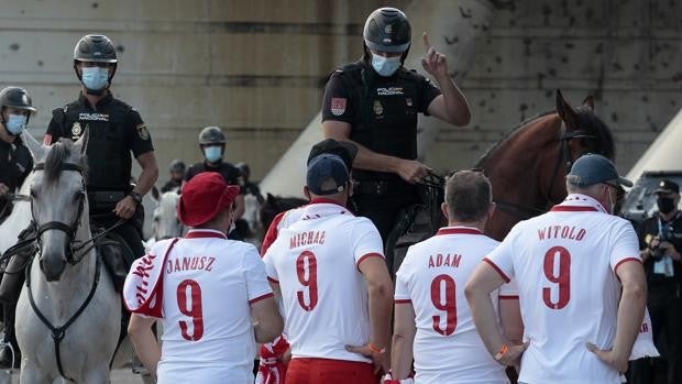 La Policía desactivó a tres grupos de ultras en Sevilla antes del partido España-Polonia de la Eurocopa