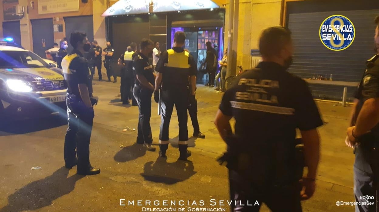 Agentes de la Policía Local desalojando uno de los establecimientos en Sevilla