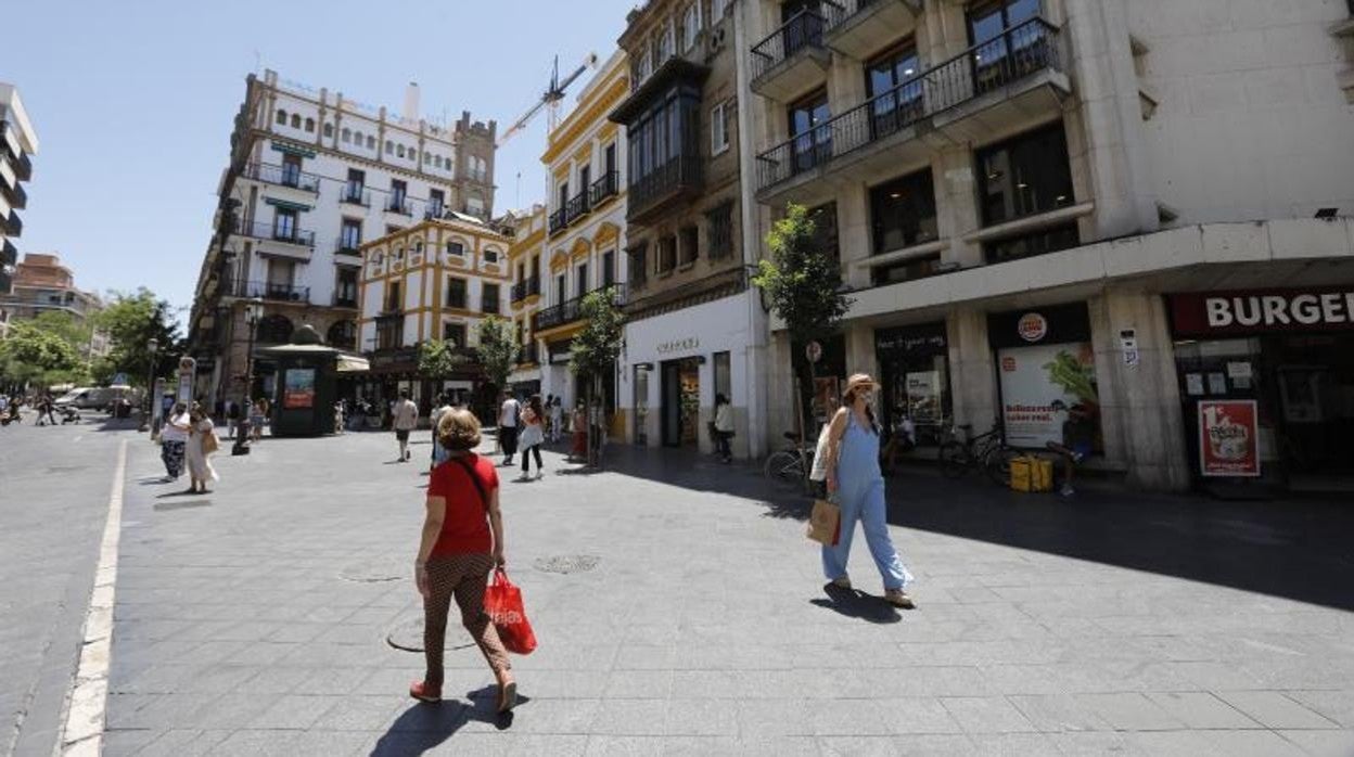 Viandantes por las calles del Centro de Sevilla