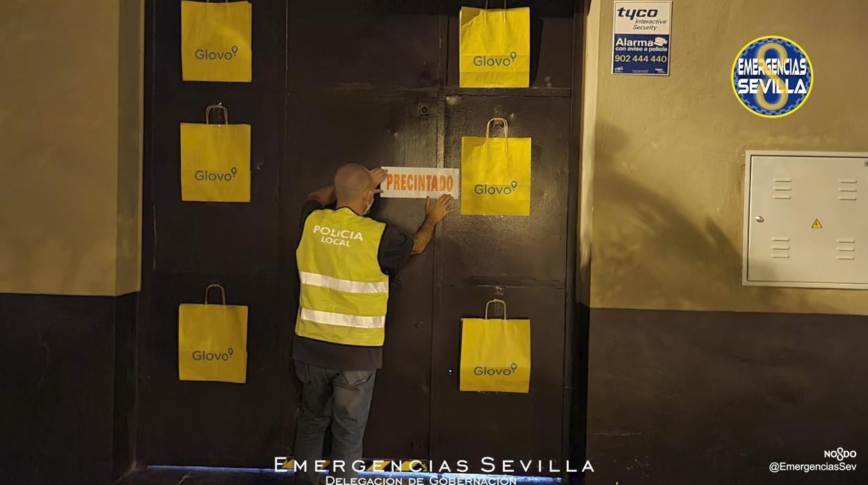 La Policía Local precinta un local este viernes noche en Sevilla