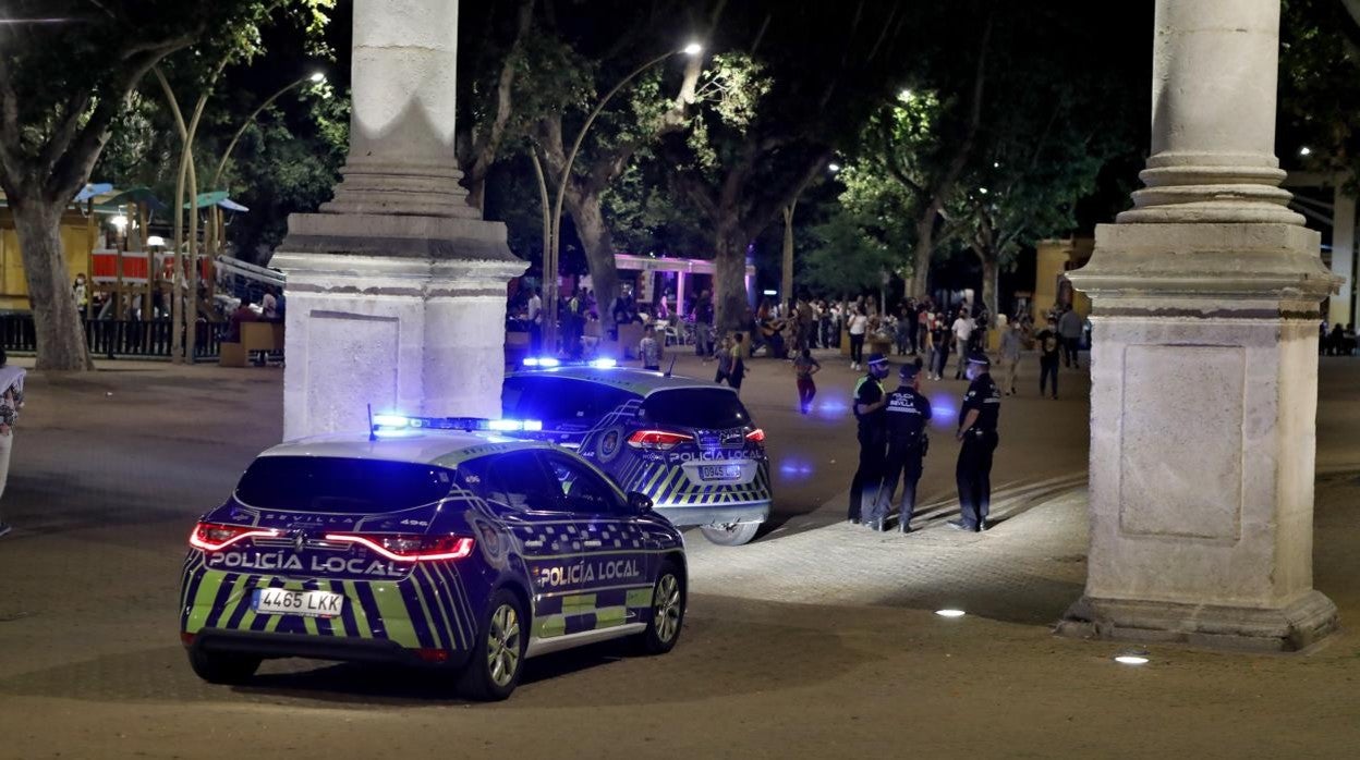 Dispositivo policial en la Alameda de Hércules para frenar el botellón