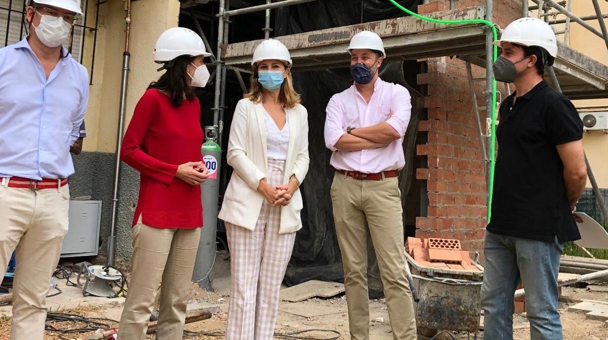 Alicia Martínez visitando las obras en la barriada de Alcosa