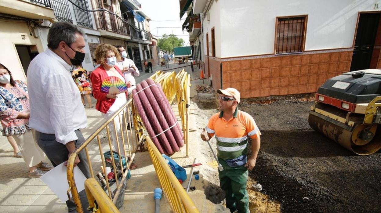 El alcalde ha visitado este viernes las obras de Emasesa en Torreblanca