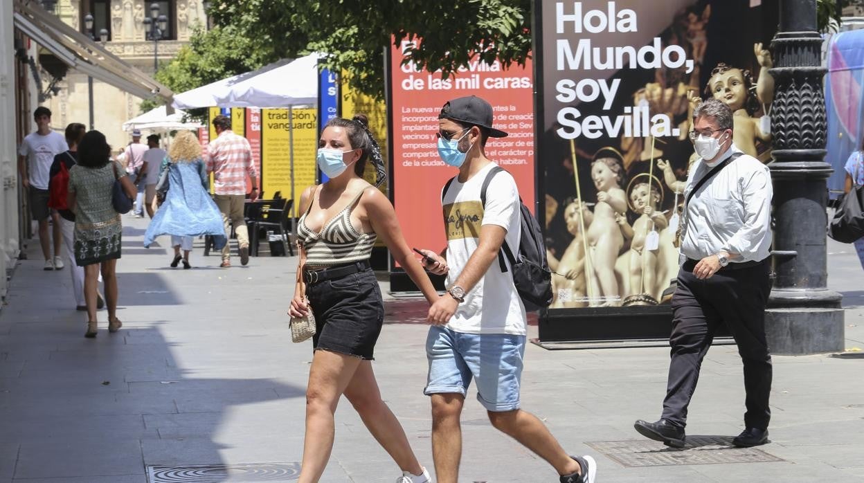 Transeúntes en la avenida de la Constitución de Sevilla