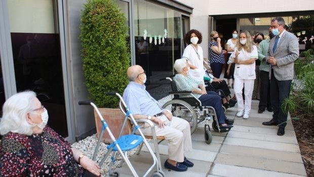 Espadas visita a los ancianos que sobrevivieron al incendio de la residencia Santa Justa DomusVi de Sevilla