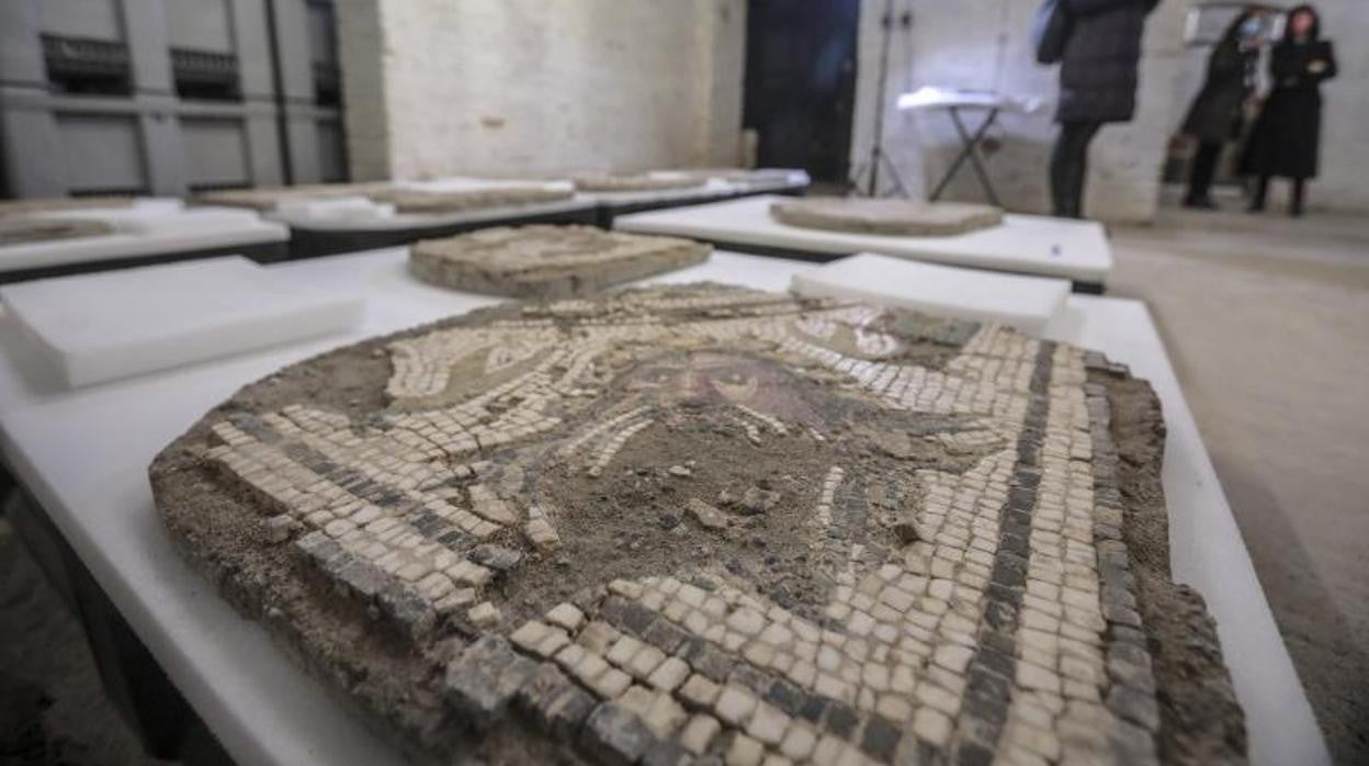 Un trozo de mosaico preparado para su traslado por las futuras obras del Museo Arqueológico