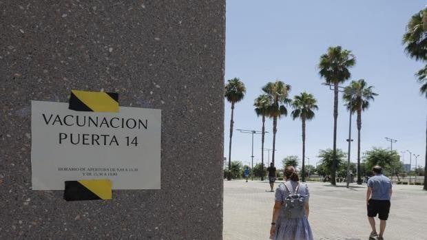 La quinta ola llega a la atención hospitalaria de Sevilla: hay 51 sanitarios de baja por coronavirus