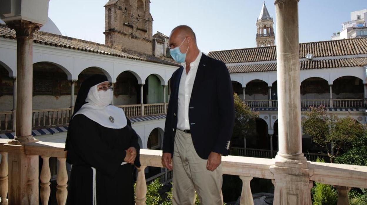 Sor Rebeca junto a Antonio Muñoz en el claustro del convento de Santa Inés