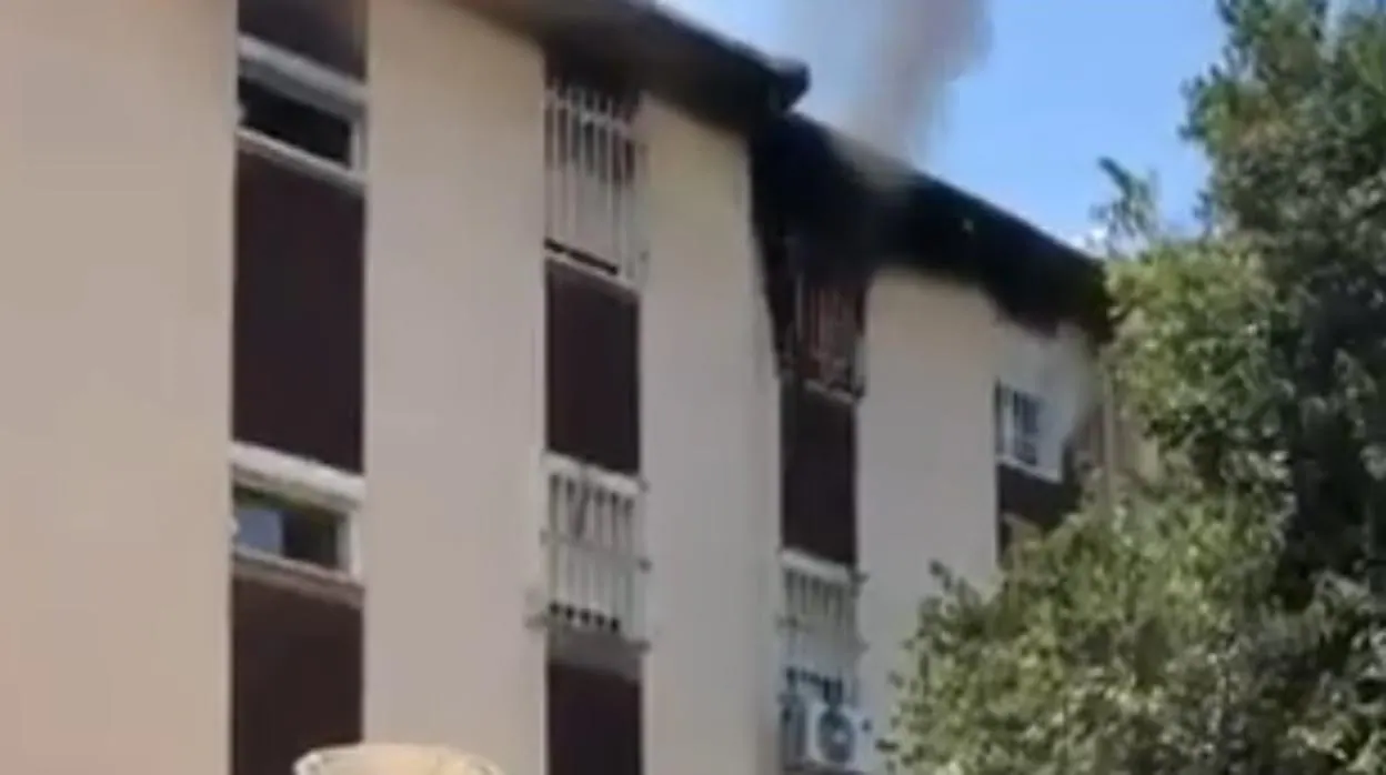 El humo negro saliendo de una de las ventanas de la vivienda