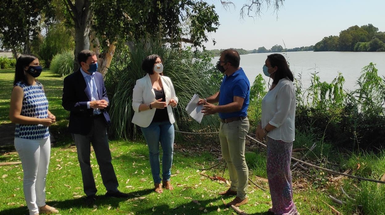 Los responsables del PP de Sevilla, en la zona de Coria por donde debería ir la SE-40