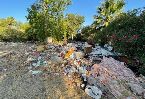 La basura se acumula en el asentamiento