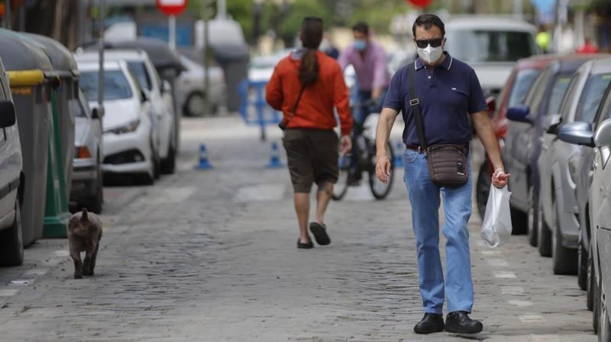 Un peaton camina por la calle San Jacinto