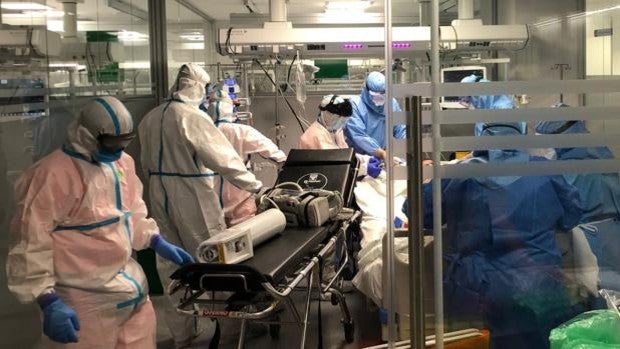 Una embarazada murió por Covid en el Virgen del Rocío, que tiene hoy a una en la UCI y a siete en planta