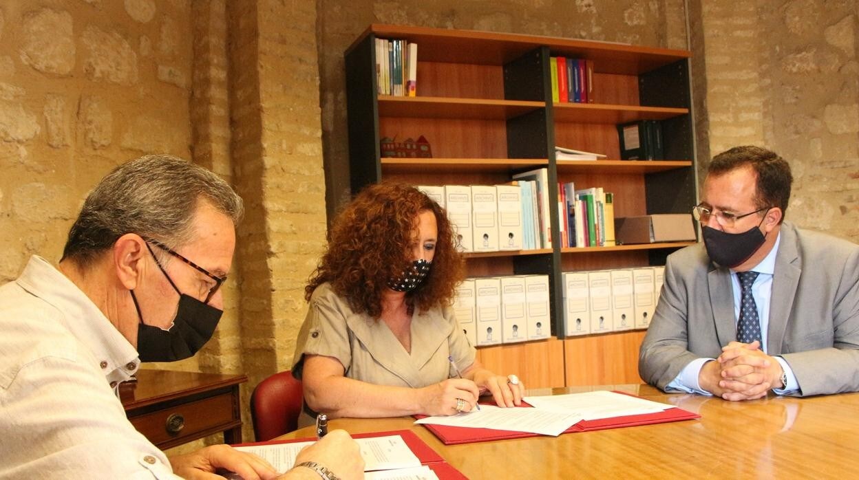 Nicolás de Alba, Carmen Fuentes y Juan Carlos Cabrera firman el convenio