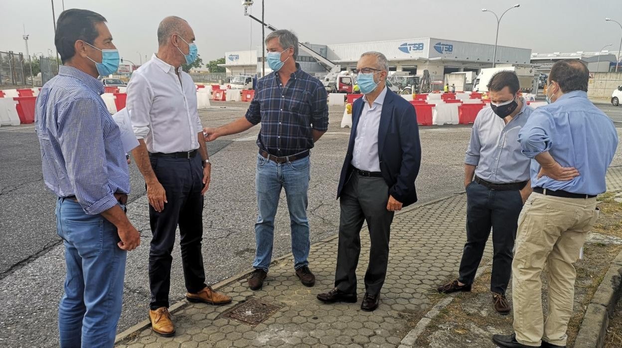 Antonio Muñoz y Juan Manuel Flores durante la visita a las obras