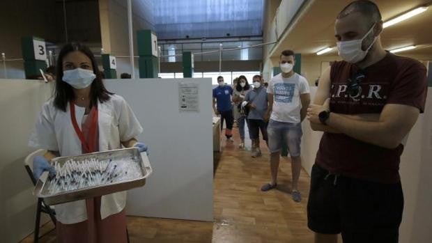 Los cinco distritos sanitarios de la provincia de Sevilla bajan su tasa por primera vez en esta quinta ola del coronavirus