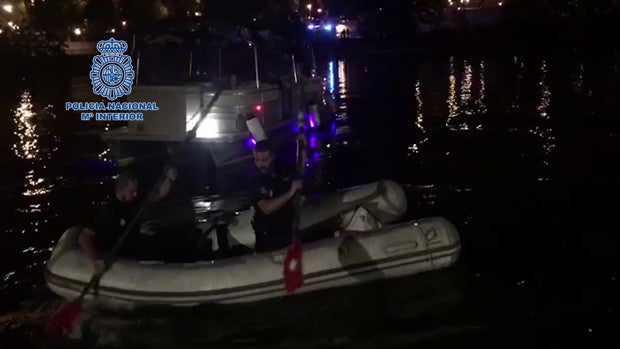 La Policía Nacional salva a una mujer que se ahogaba tras caer al río Guadalquivir
