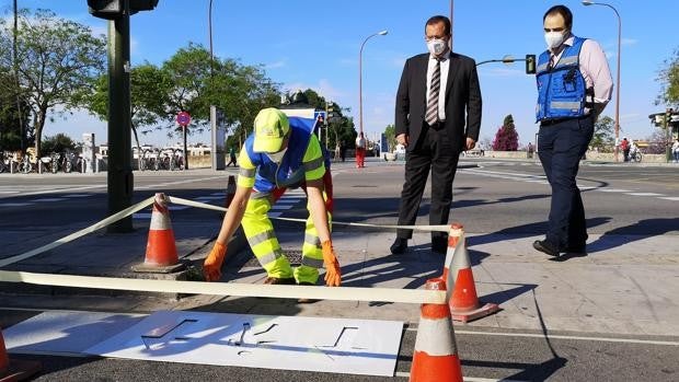 El Ayuntamiento de Sevilla instala separadores para los carriles bus y taxi más invadidos por los coches