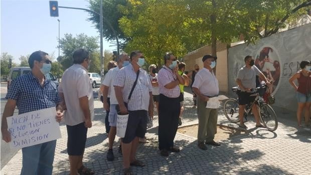 Los vecinos de Padre Pío se concentran para protestar ante los continuos cortes de luz