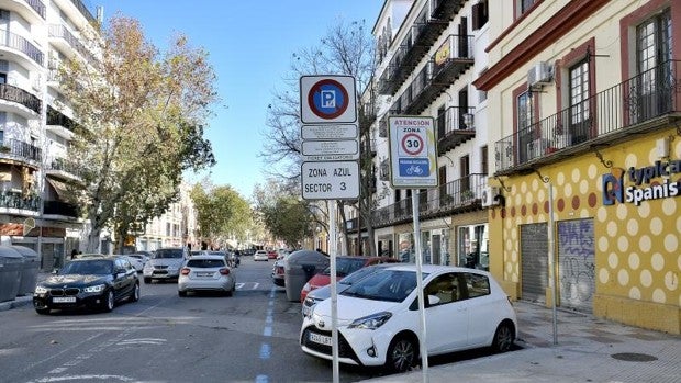 La zona azul seguirá pese a la implantación del Plan Respira en Triana y el Centro