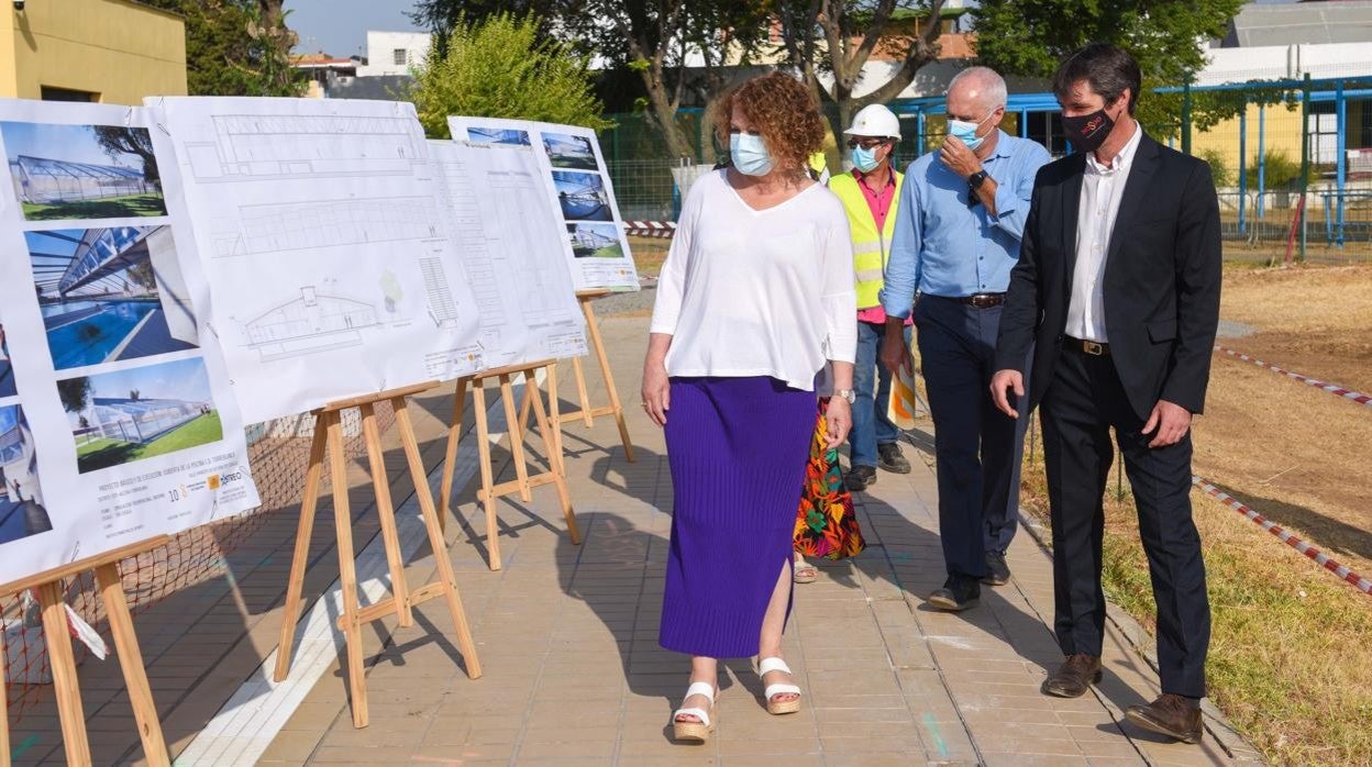 Adela Castaño visita las obras de la nueva cubierta de la piscina del centro deportivo Torreblanca