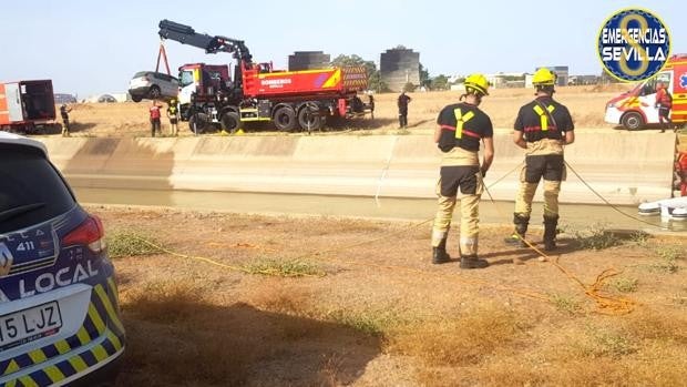 Recuperan un coche sumergido en el cauce del canal de riego de Sevilla