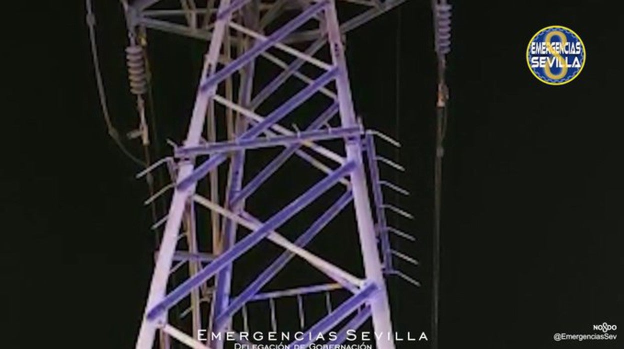 Torre eléctrica desde la que cayó el joven esta pasada noche