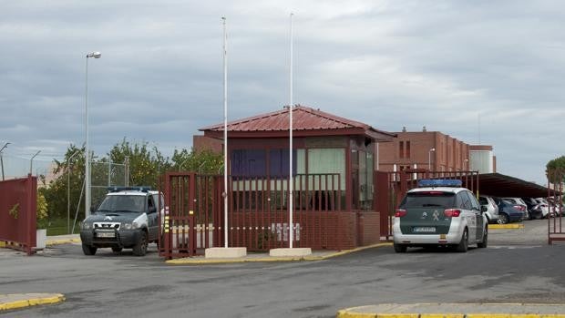 Un preso de Sevilla I agrede a cuatro funcionarios, mordiendo a uno de ellos