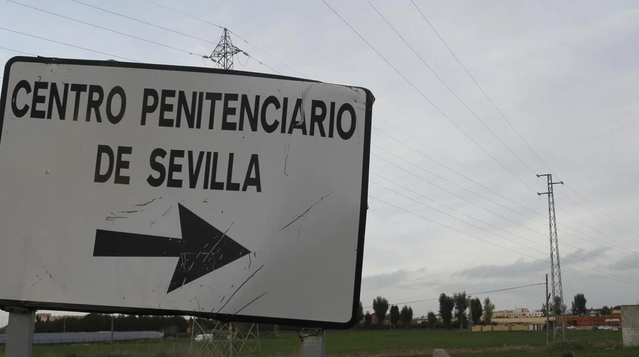 Cartel indiicativo de acceso a la cárcel de Sevilla I