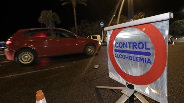 Quince conductores dan positivo en alcohol o drogas al día en las carreteras de Sevilla