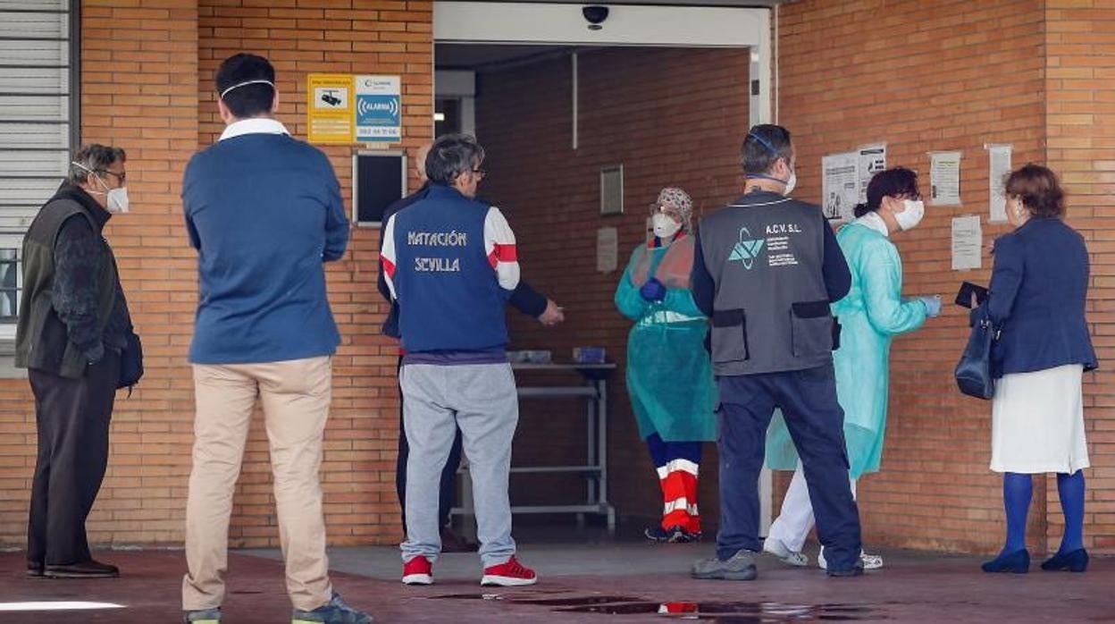 Varias personas hacen cola en Urgencias del centro de salud de Ciudad Expo de Mairena del Aljarafe