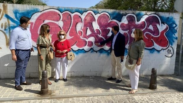 El PP recoge las denuncias de los vecinos de San Bernardo por los botellones y pintadas vandálicas