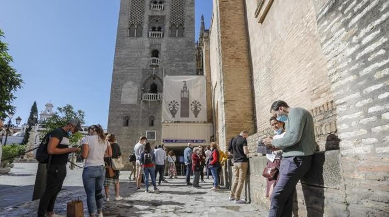 Colas para acceder a la Giralda el pasado mes de mayo