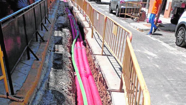 Endesa sustituye casi 7 kilómetros de la red de seis barrios de Sevilla aprovechando el verano