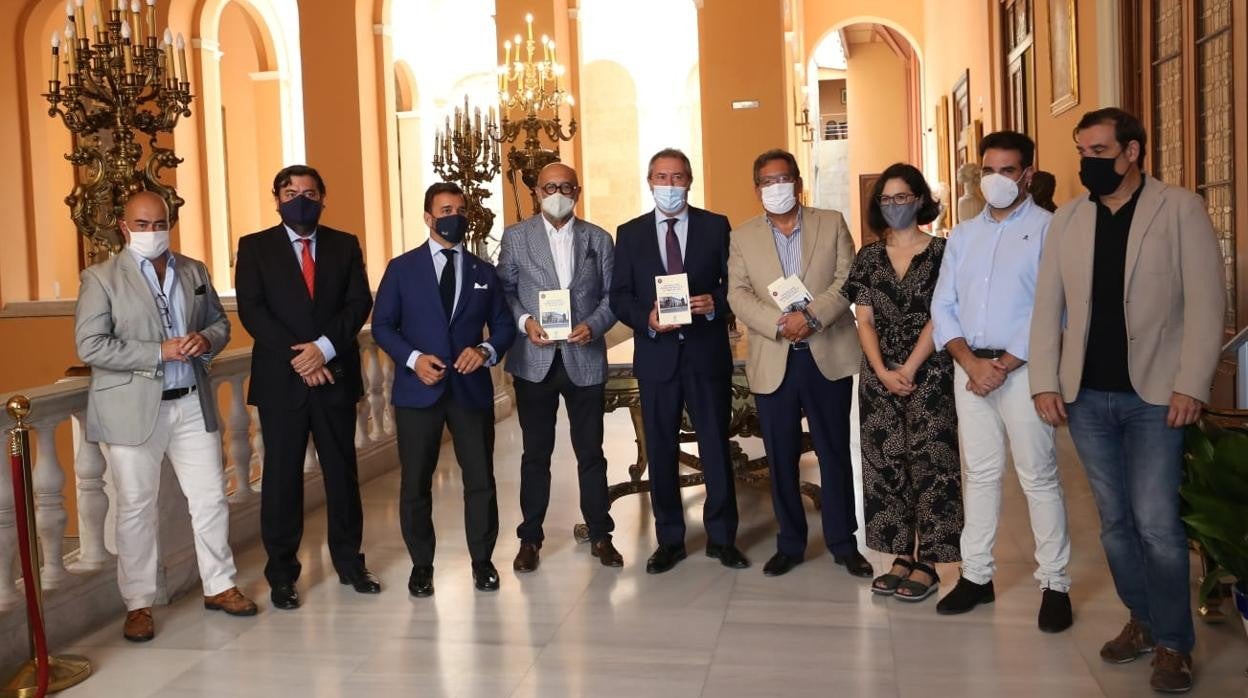 Foto de familia de los participantes en el acto celebrado este lunes en el Ayuntamiento