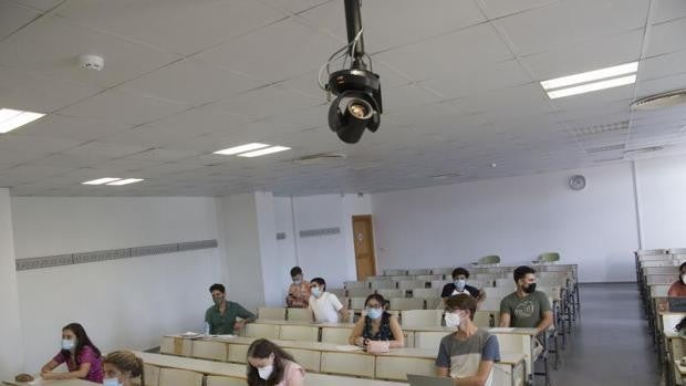 La Universidad Pablo de Olavide renueva sus cámaras para mantener el sistema dual, aunque aspira a la máxima presencialidad