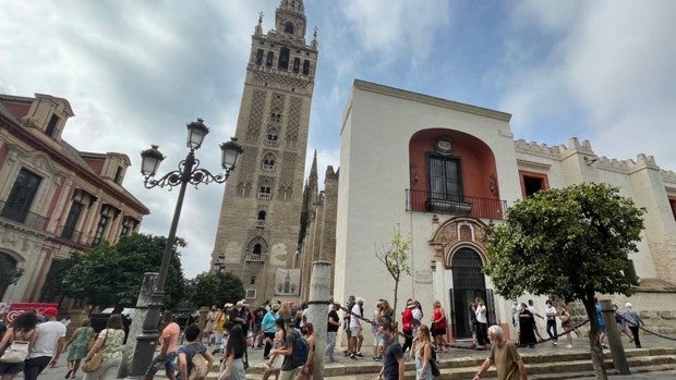 Colas para entrar en la Giralda, el turismo apuntala su recuperación en Sevilla